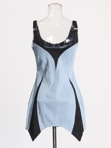Vestido corto vaquero de tirantes estilo francés con paneles de contraste