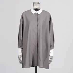 Oversized grijs shirt met lange mouwen met contrasterende witte kraag en manchetten dames