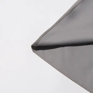 Detailopname van de grijze stoffen zoom en het nette stiksel van een jas in Japanse stijl.