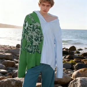 Detailweergave van een loszittend patchwork-truishirt in Franse stijl met groene mouw.