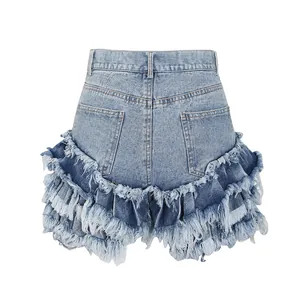 Vue arrière détaillée de shorts en jean taille haute avec couches de volants effilochés