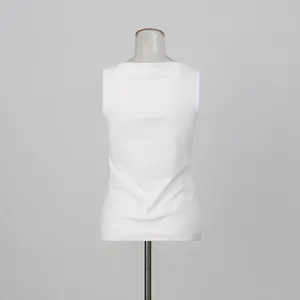 Vista posterior detallada de un top blanco sin mangas de estilo francés en un maniquí