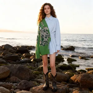 Volledig overzicht van een designer patchwork shirt met groene trui en blauwe blouse