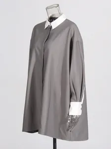 Japans retro los vallend lang shirt met witte contrastkraag en manchetten.