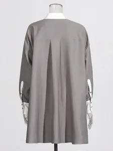 Vintage Japanse stijl losse grijze lange tuniek met witte contrastmanchetten, achterkant