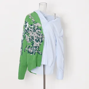 Detailweergave van de patchwork top in Franse stijl met groen breisel en blauw shirt