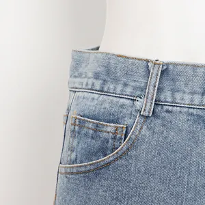 Gros plan sur les détails de la taille et des poches d'un short en jean bleu clair