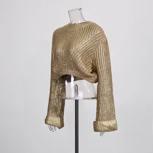 Detailansicht eines goldfarbenen, kurz geschnittenen Strickpullovers mit langen Ärmeln.