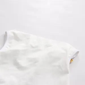 Primer plano de top blanco sin mangas con detalle dorado y textura de tela acanalada