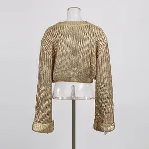Rückansicht eines goldfarbenen Strickpullovers mit Metalldetails und kurzen Schnitten.