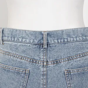 Gros plan sur la taille arrière et les poches d'un short en jean bleu clair à taille haute