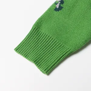Close-up van groene gebreide trui manchet met geribbelde textuur
