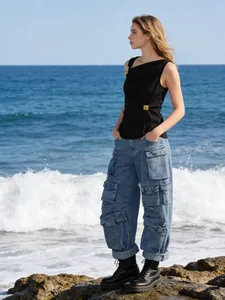 Top negro sin mangas de estilo francés con hebilla dorada y detalles plisados chic