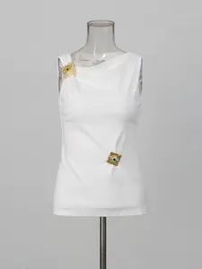 Elegante top blanco sin mangas con pliegues irregulares y adornos metálicos de ojo dorado
