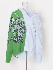 Design patchwork top met groene pixelgebreide trui en lichtblauw overhemd voor dames
