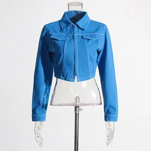 Detailansicht der blauen kurzen Jeansjacke mit weißen Kontrastnähten und Kragen