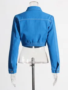 Rückansicht einer modischen blauen kurzen Jeansjacke mit weißen Kontrastnähten für Damen.