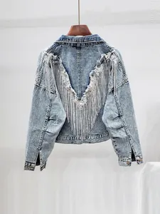 Rückansicht einer stylischen Oversized-Jeansjacke mit modischem V-förmigem Fransen-Design