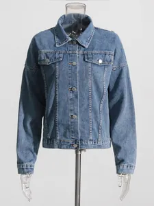 Vorderansicht einer Oversize-Jeansjacke mit Reverskragen auf einer Schaufensterpuppe.
