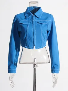 Eng geschnittene hellblaue kurze Jeansjacke für Damen mit weißen Kontrastnähten Design