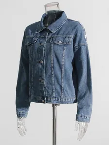 Seitenansicht einer lockeren blauen Jeansjacke mit Fransen an einer Schaufensterpuppe