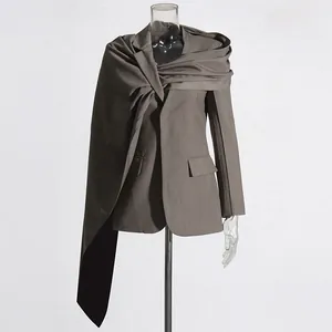 Chaqueta blazer de mujer estilo chal con detalle asimétrico drapeado en color topo.