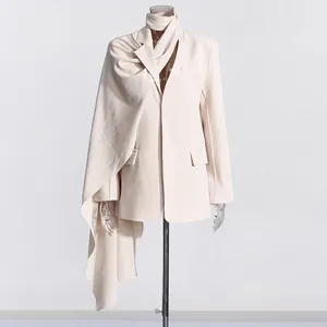 Detalle del blazer crema con un drapeado asimétrico único tipo chal en el frente