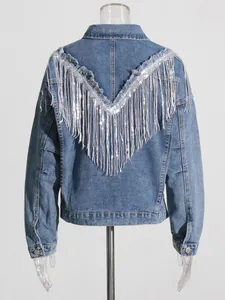 Rückansicht der blauen Jeansjacke mit funkelndem silbernem Paillettenfransen-Detail in V-Form.