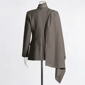 Vista trasera detallada de un elegante blazer marrón asimétrico con chal drapé