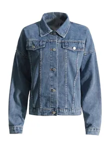 Vorderansicht einer klassischen blauen Jeansjacke für Damen mit Reverskragen und Taschen