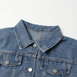 Detailansicht einer lockeren blauen Jeansjacke mit klassischem Kragen und Metallknöpfen