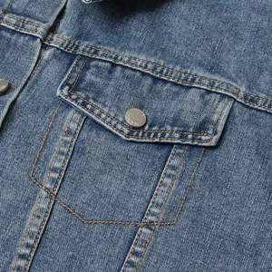 Detaillierte Makroansicht einer Jeansjackentasche mit Metallknopf und gelben Nähten
