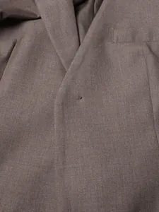 Vista macro detallada que muestra la textura del tejido de sarga y la solapa de un blazer