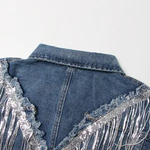 Nahaufnahme der silbernen Paillettenfransen an einem blauen Jeansjackenkragen.