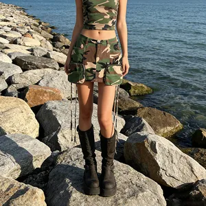 Mini-jupe trapèze camouflage à la mode avec poches cargo sur une plage rocheuse.