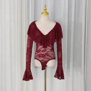 Elegante body in pizzo bordeaux con scollo a V a balze e maniche lunghe a campana
