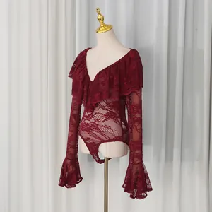 Elegante body in pizzo bordeaux con scollo a balze e maniche a campana svasate