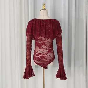Vista posteriore di body in pizzo bordeaux con eleganti volant e maniche a campana.