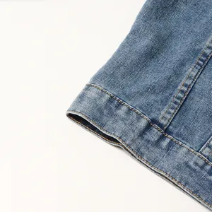Detailaufnahme des blauen Denim-Jackensaums mit robusten orangefarbenen Kontrastnähten