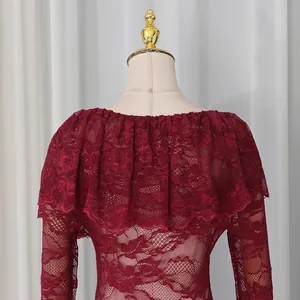 Dettaglio ravvicinato di body in pizzo floreale bordeaux con elegante scollo a balze