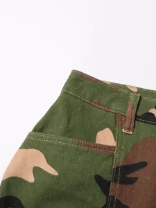 Gros plan d'une jupe trapèze camouflage à taille haute montrant la poche et le tissu.