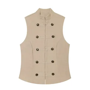 Vue détaillée d'un gilet vintage beige avec boutons décoratifs et col montant