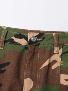 Gros plan sur la taille haute d'une jupe trapèze camouflage avec bouton en métal