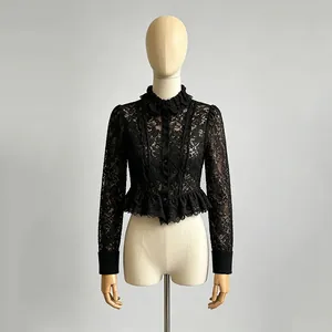 Elegante schwarze Langarmbluse aus Spitze mit Rüschenkragen und Schößchen am Mannequin