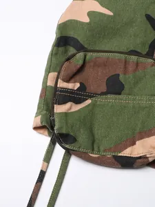 Vue détaillée de la poche et du cordon de serrage d'une jupe trapèze à motif camouflage