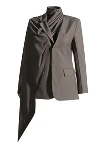 Chaqueta tipo blazer entallada para mujer con un exclusivo detalle de chal drapeado gris