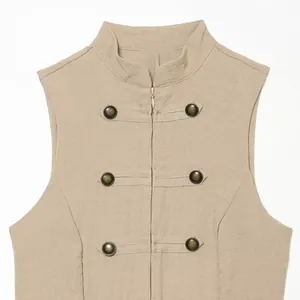 Gros plan détaillé d'un gilet beige vintage sans manches avec col montant et boutons