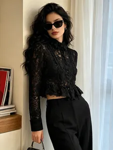 Elegante schwarze Spitzenbluse mit Stehkragen und Rüschensaum für Damen
