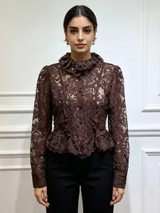 Elegante braune Blumen-Spitzenbluse mit hohem Rüschenkragen und Schößchen für Damen