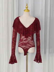 Elegante body in pizzo bordeaux con scollo a V a balze e maniche a campana alla moda
